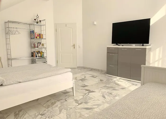 F10 Roth Apartment *